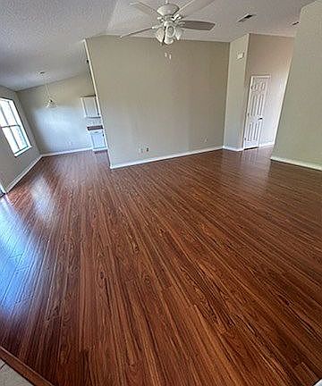 3rd image of 1915 Iris Ln