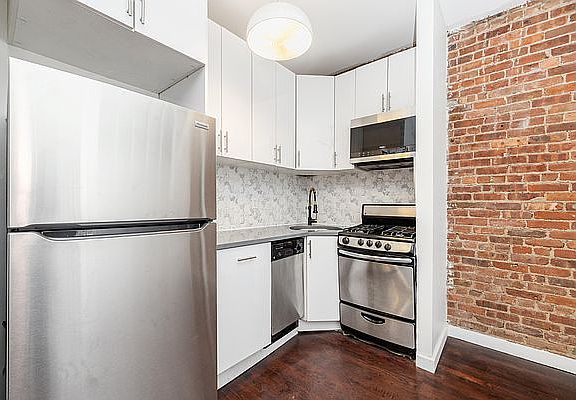 3rd image of 219 E 5th St APT 7