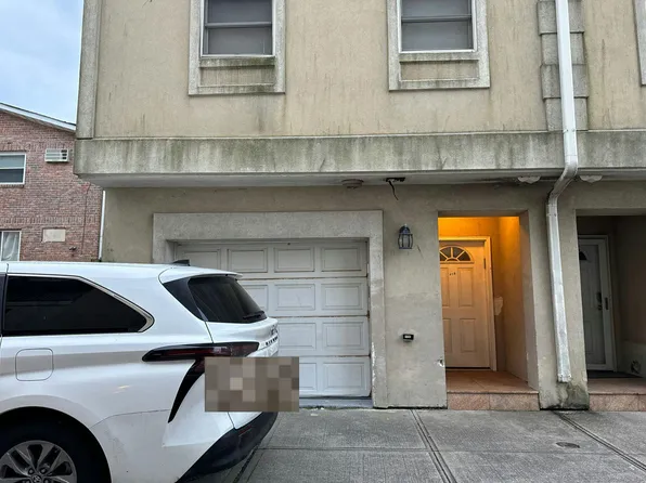 215 Beach 3rd St, Far Rockaway, NY 11691