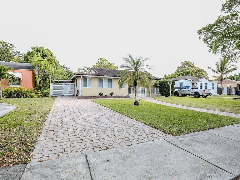Lafayette Dr — Photo 2