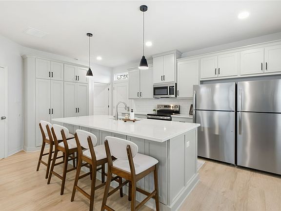 4th image of 307C Sterling St