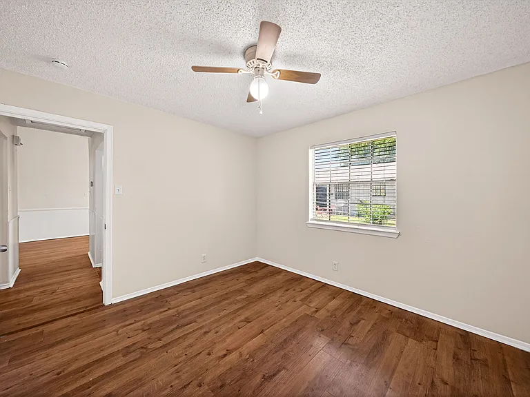 208 Bexar Dr — Photo 22