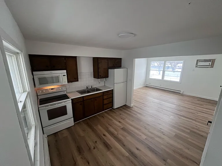 704 E 14th St #4 — Photo 1
