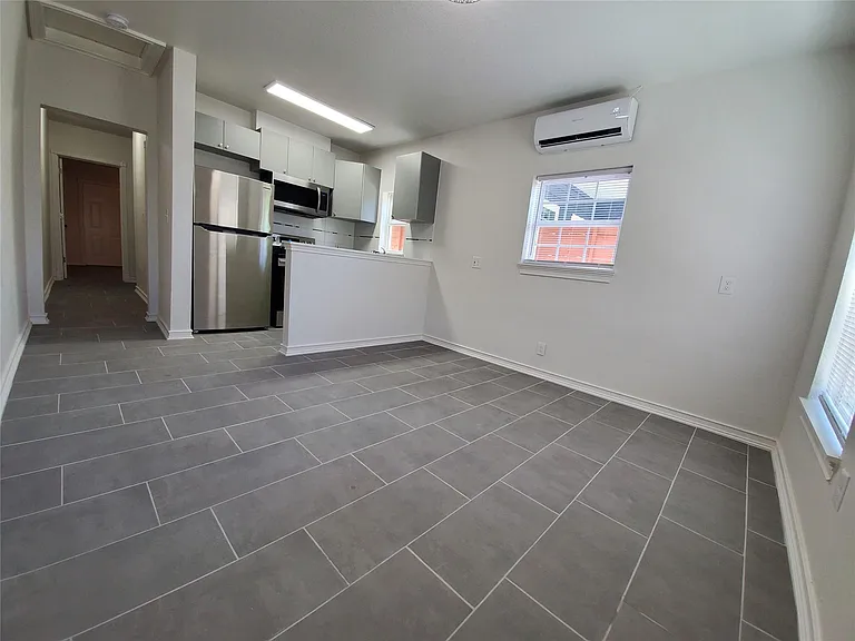 914 E 32nd St #2 — Photo 3
