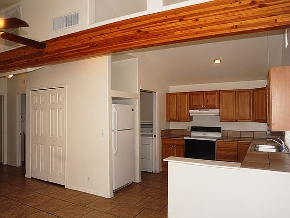 3rd image of 3323 E Bellevue St