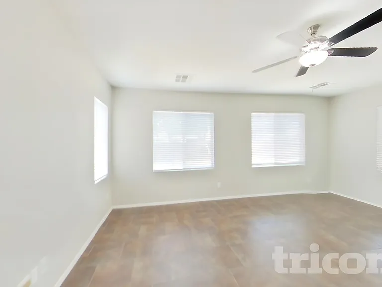 4930 E Del Rio Dr — Photo 2