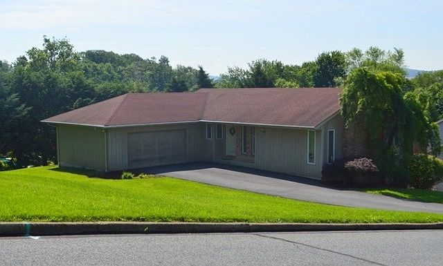 1st image of 32 Stonecroft Dr