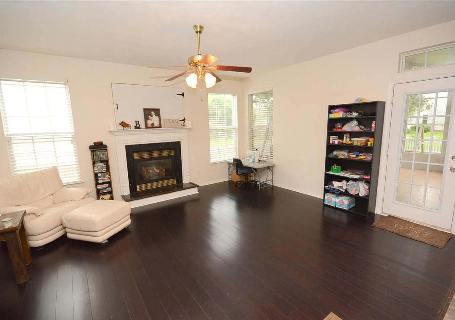 Beautifully maintained 2 story home in the desirable Sawyers Mill Crossing community! — Photo 4