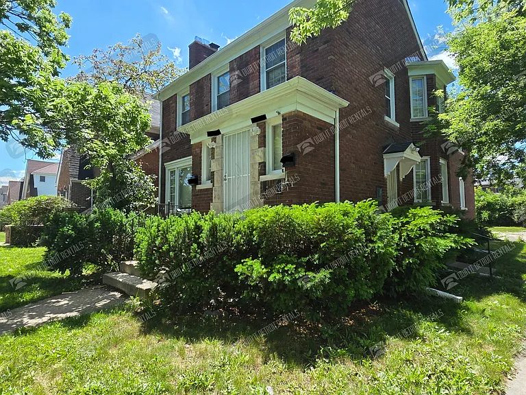 3 bed, 1.0 bath, 1277 sqft, $1,020 — Photo 2