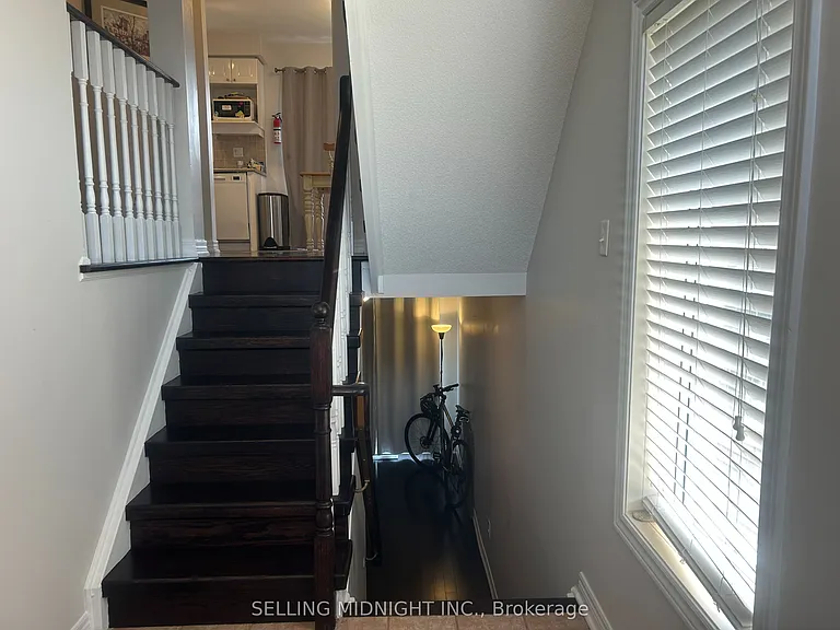 2413 Ravinebrook Cres — Photo 2