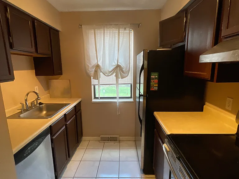 210 Woodhaven Dr — Photo 9
