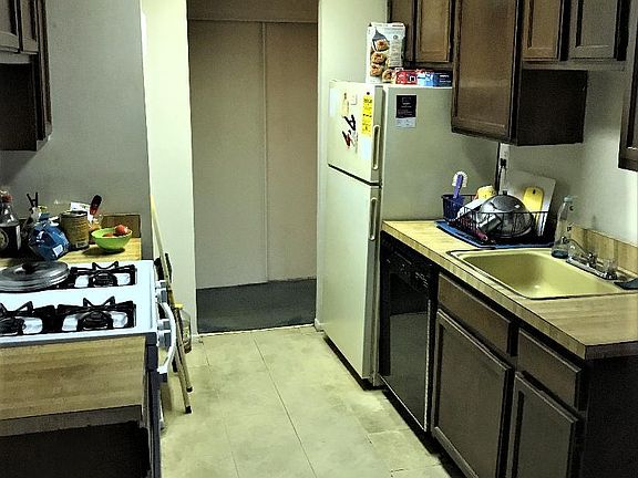 2nd image of 11 Gadsen Pl APT 1G