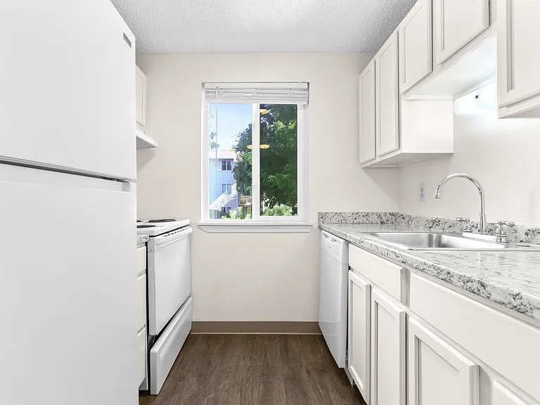 Charbern Apartments — Photo 2