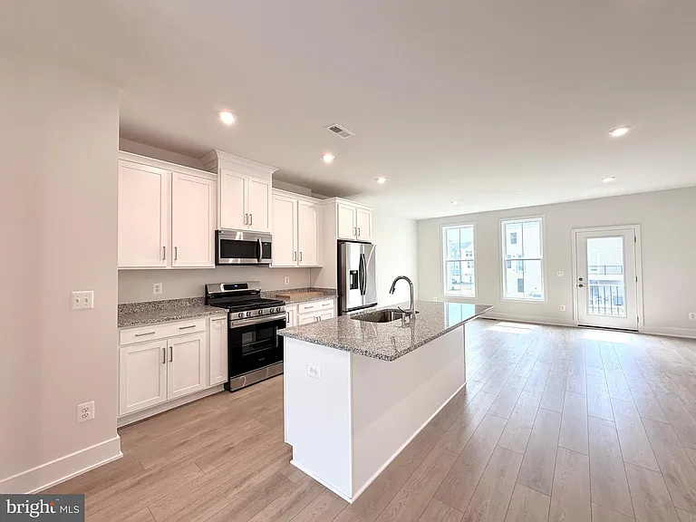 135 Heyford Dr — Photo 13