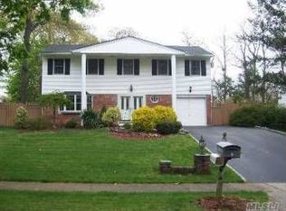3 Suttonwood Dr, Commack, NY 11725