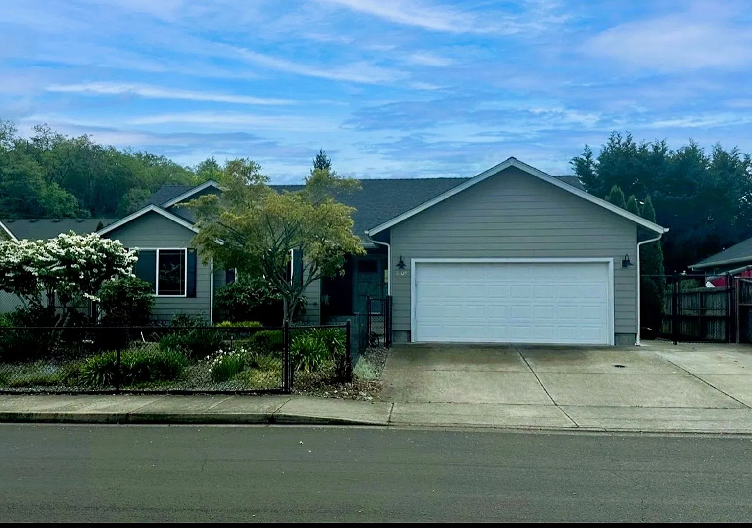 Eastwood 3 bedroom 2 bath home — Photo 1