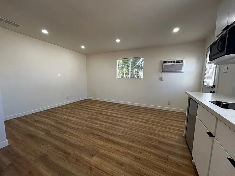 6651 Winnetka Ave — Photo 7