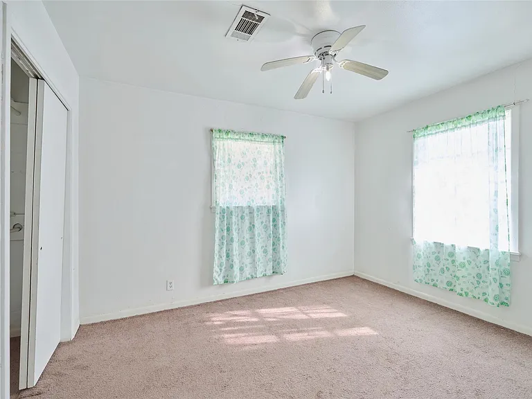 203 Paul Knox St — Photo 26