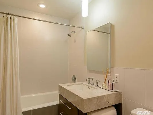 Sold by Daniel Gale Sotheby's International Realty | media 28