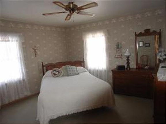 5th image of 628 Sarnia  W
