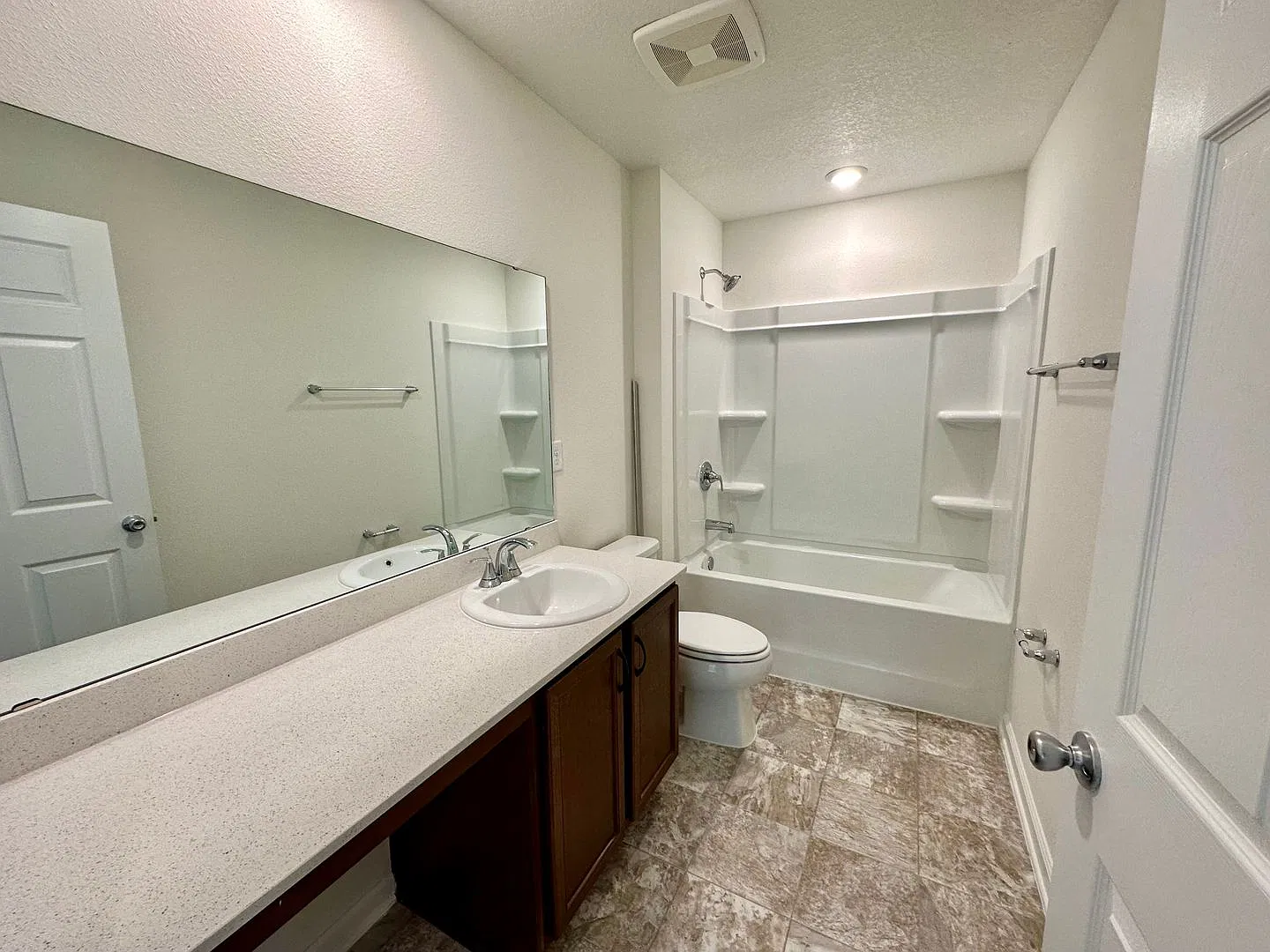 Beautiful St. Johns Home in a Desirable Location Spacious Living & Modern Comfort! — Photo 4