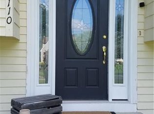 110 Thunder Trl, Cranston, RI 02921