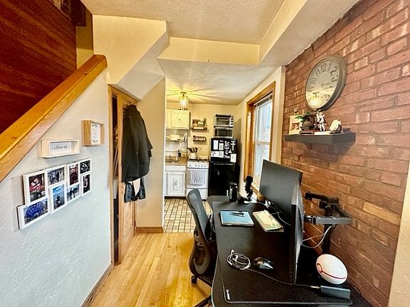 5th image of 435 Hanover St #2A