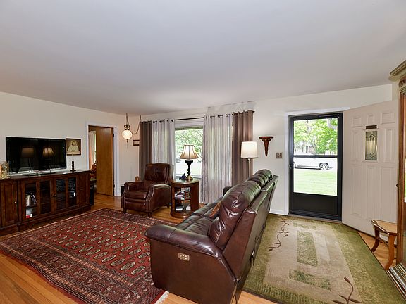 4th image of 1070 N 10th St