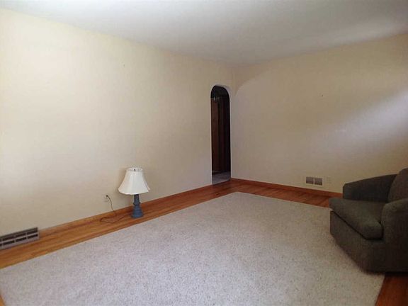 3rd image of 624 Hillsdale St