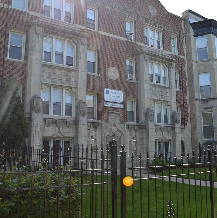 4735 Beacon