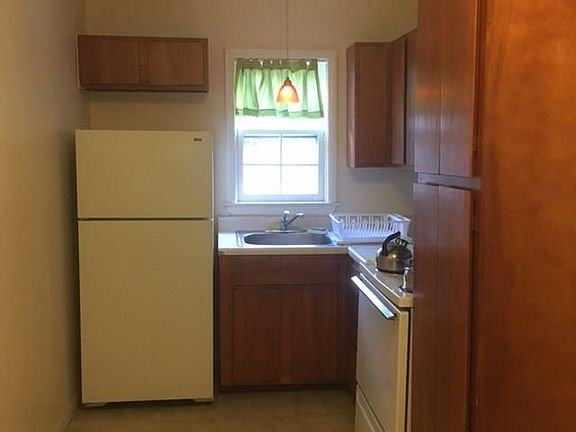 3rd image of 46 Huguenot St