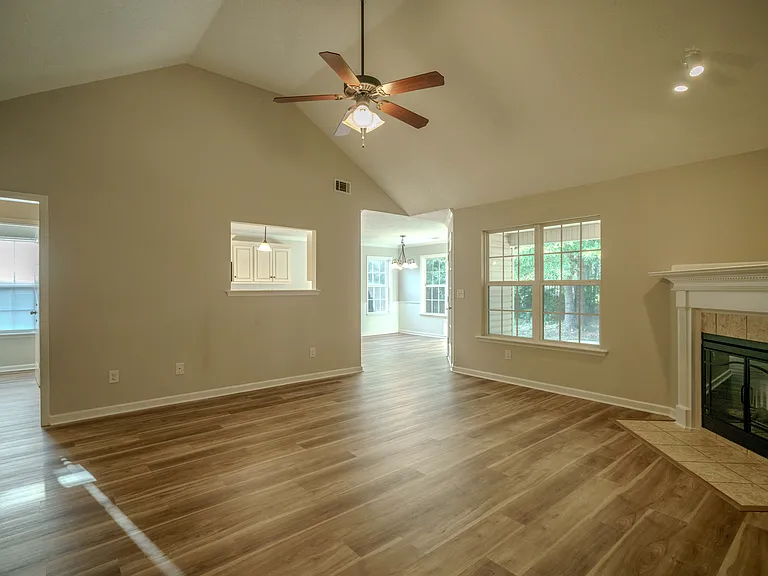 3121 Alexandria Dr — Photo 7