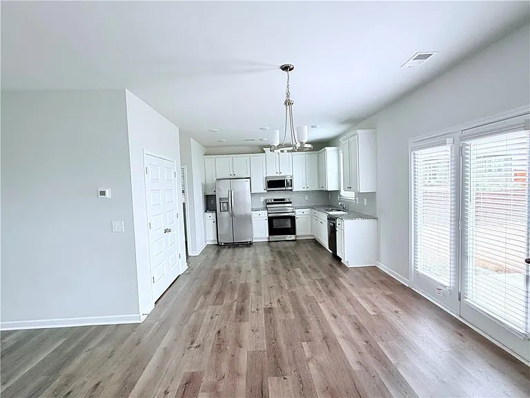 409 McGinnis Cir — Photo 3