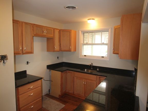 5th image of 61 Rockton St