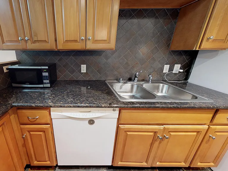 1446 E Roy St — Photo 13