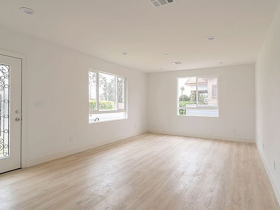 3rd image of 2209 6th Ave