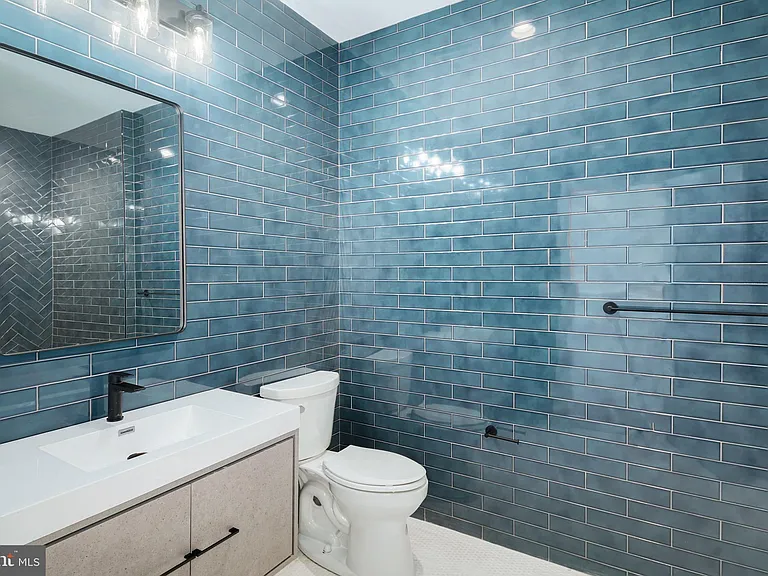 1532 Catharine St — Photo 15