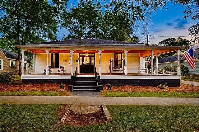 4 bed, 2.5 bath, 2213 sqft, $2,500 — Photo 1