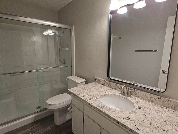 5th image of 800 Rosewood Dr