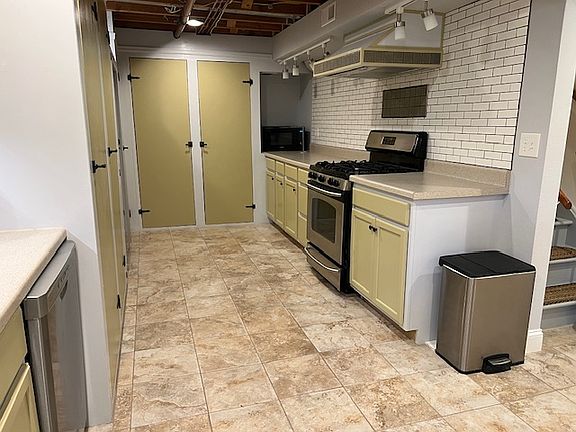 Gas stove and oven with all kitchen neccessities, plus a microwave, and coffee maker. Most cabinets have wire roll out drawers.
