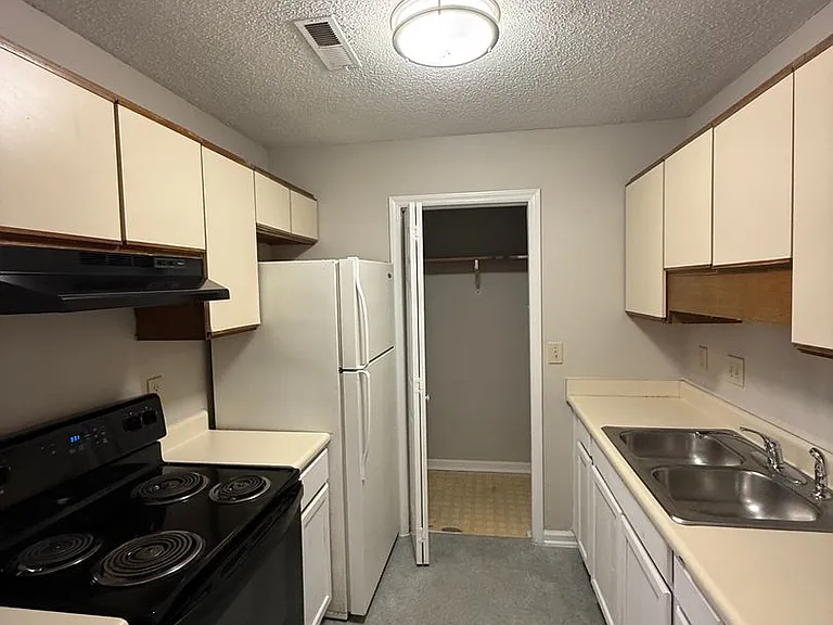 1806 E Woods Ln — Photo 6