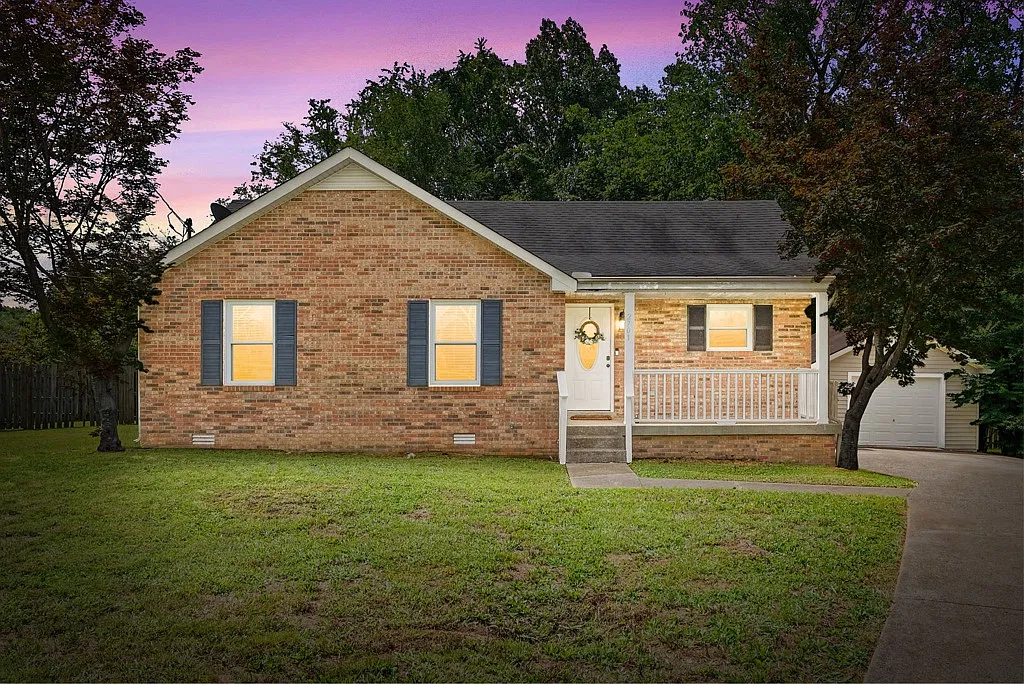 3BR 2BaSingle-Family Home with Garage, Washer/Dryer — Photo 1