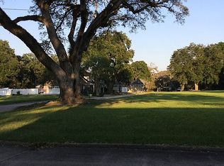 11 Duperier Oaks Dr, New Iberia, LA 70563