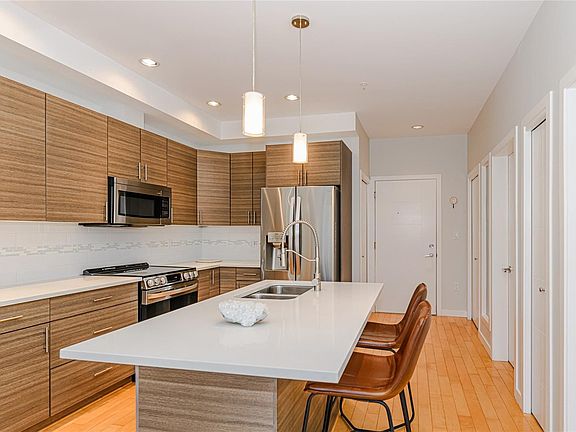 4th image of 924 Esquimalt Rd #502