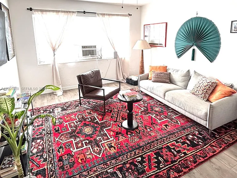 740 SW 7th St #3 — Photo 1