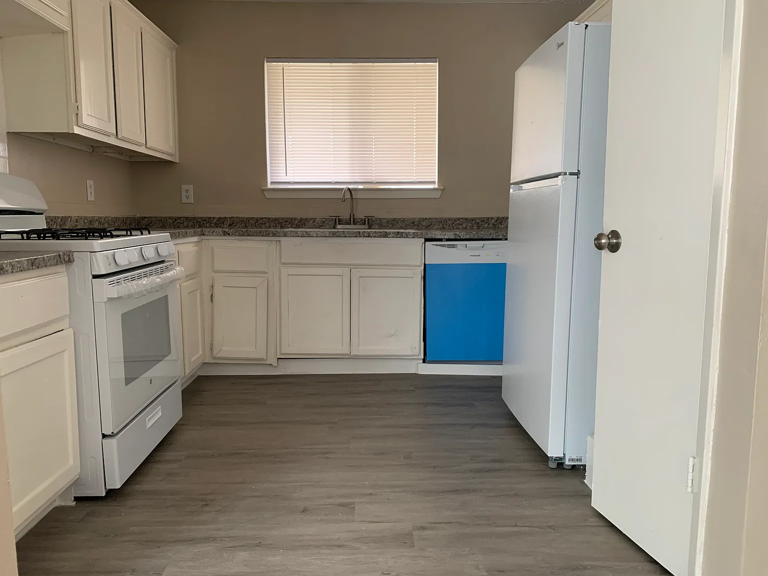 7120 Haven Creek Dr — Photo 2