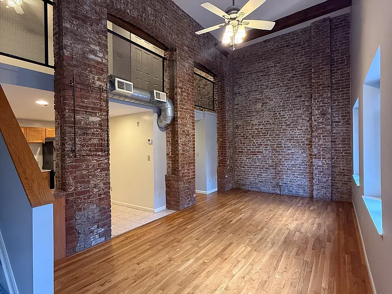 325 W 5th St #5 — Photo 6