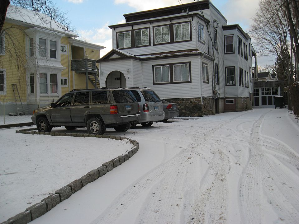 2nd image of 7 Hoyt St
