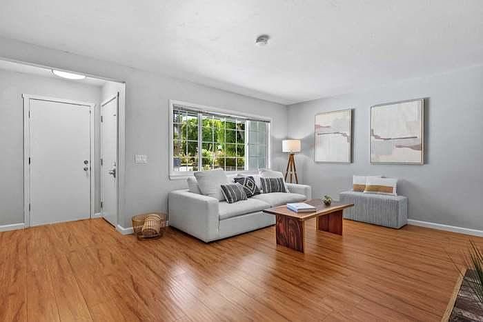 1st image of 425 Royce Dr