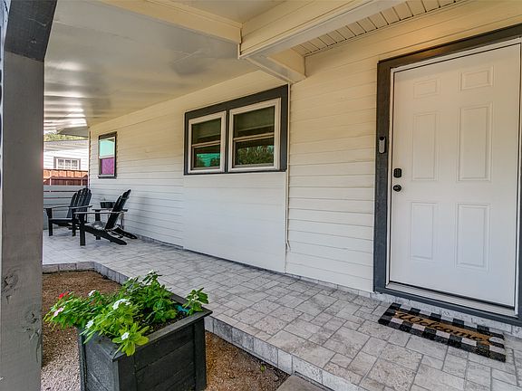 3rd image of 1306 E Lovers Ln